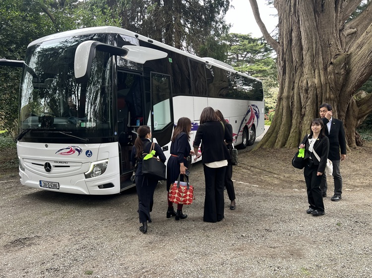 Luxuriöser Reisebus für Gruppenmusikreisen in Irland