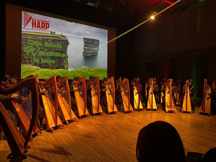 Harfengruppe bei Musikaufführung in Castlebar, Irland